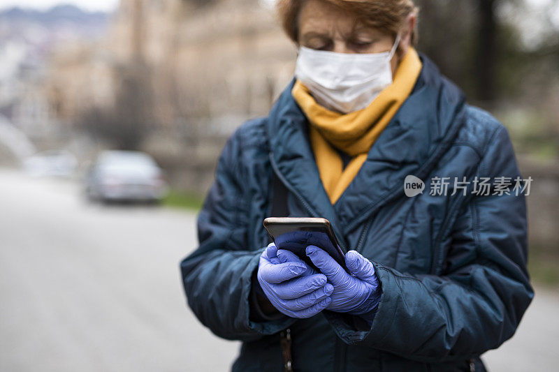 一名在covid -19大流行期间流落街头的老年妇女